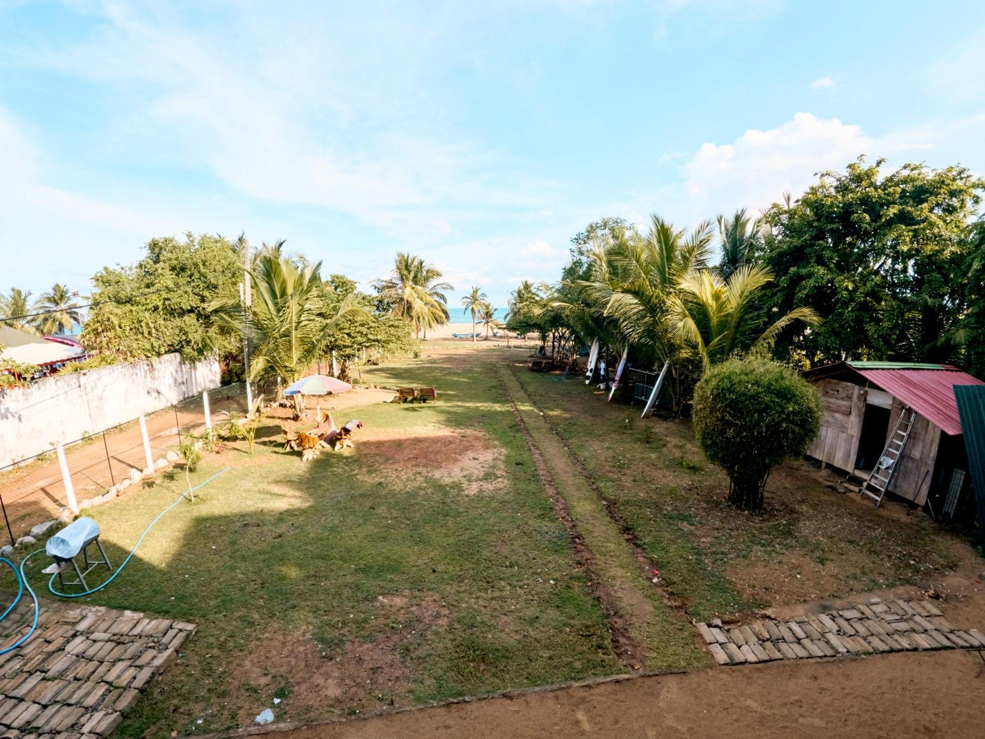 Baden Beach Hotel Kalkudah  Eksteriør billede