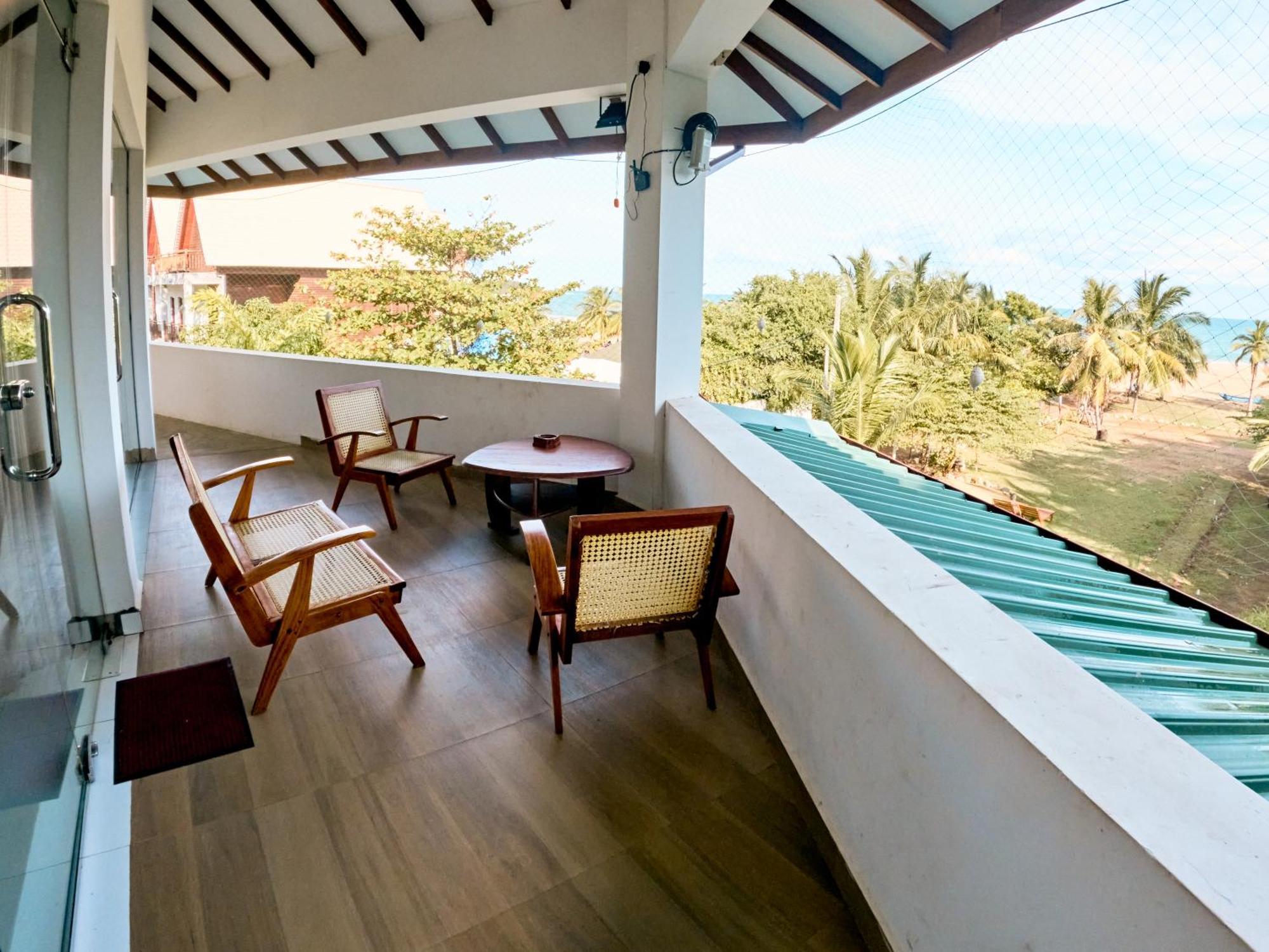 Baden Beach Hotel Kalkudah  Eksteriør billede